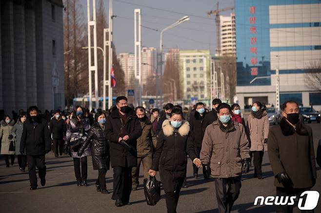 마스크를 착용한 북한 평양 시민들 <자료사진> © AFP=뉴스1