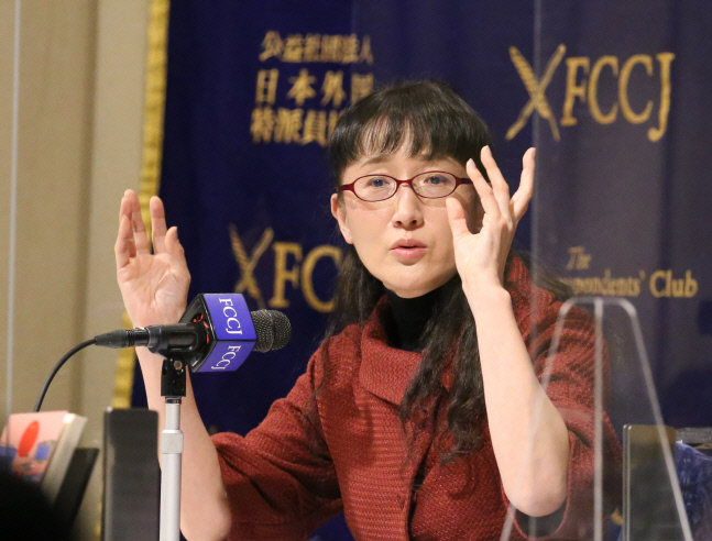 미국도서상(National Book Awards) 수상자인 재일한국인 유미리 작가가 25일 오후 일본 도쿄도(東京都) 소재 일본외국특파원협회(FCCJ)에서 열린 행사에서 발언하고 있다. 도쿄|연합뉴스