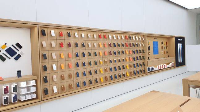 서울 영등포구 여의도IFC몰 애플스토어 ‘애플 여의도’ 매장에 스마트폰 ‘아이폰12’ 케이스가 진열된 모습.ⓒ데일리안 김은경 기자