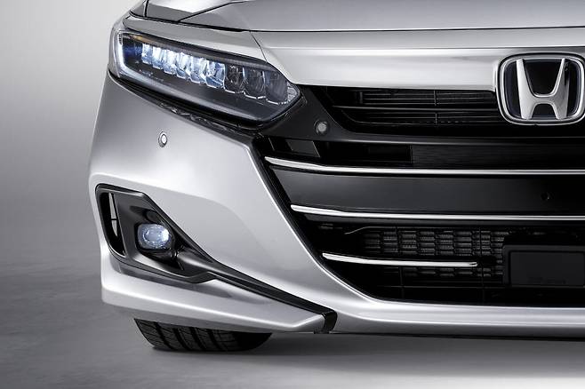 헤드램프와 라디에이터 그릴 하단에 위치한 혼다센싱 레이더.