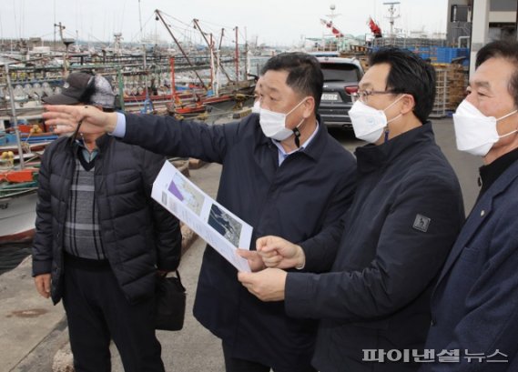 고영권 정무부지사는 25일 오후 제주항 어선 물양장 사업부지를 점검하고 있다.