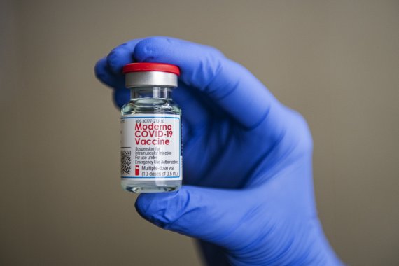 2020년 12월21일 미국에서 모더나 코로나19 백신 접종이 시작된 가운데 이틀 뒤 콜로라도주 도시의 한 커뮤니티 보건소에서 의료진이 모더나 백신 주사병을 들고 있다. 뉴시스