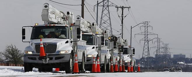 미국 텍사스주의 이상 한파가 전력 위기를 불러 삼성전자 반도체 공장 등이 가동을 중단한 가운데 포트워스의 전력 회사에 고장 수리용 트럭들이 대기하고 있다. 포트워스/EPA 연합뉴스