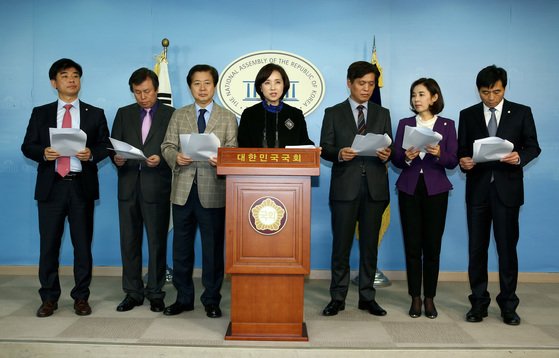 2016년 12월 1일 국회 정무관에서 더불어민주당 의원들이 국정교과서 문제에 대한 기자회견을 진행하고 있다. [중앙포토]