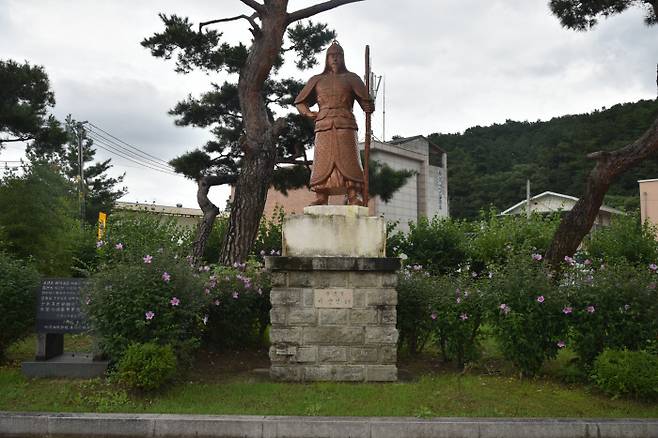 충북 옥천군 옥천읍 죽향초 이순신 동상 모습, 1909년에 개교한 이 학교에는 일본 무사 구스노키 마사시게 동상을 세웠다는 기록이 있다. 광복 이후 사라진 일본 무사 동상의 좌대에 이순신 동상이 세워진 것으로 추정된다. 구스노키 마사시게는 일본 가마쿠라 시대 무장으로 일왕에 대한 충성심을 상징하는 인물이다. 충북문화재연구원 제공