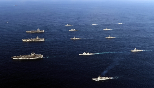 지난 2017년 11월 12일 동해상에서 한미 해군이 연합 훈련을 하고 있다. 이날 훈련에는 한국 해군의 세종대왕함 등 6척이, 미 해군은 항공모함 3척을 포함해 총 9척이 참가했다. 해군본부 제공. 뉴시스