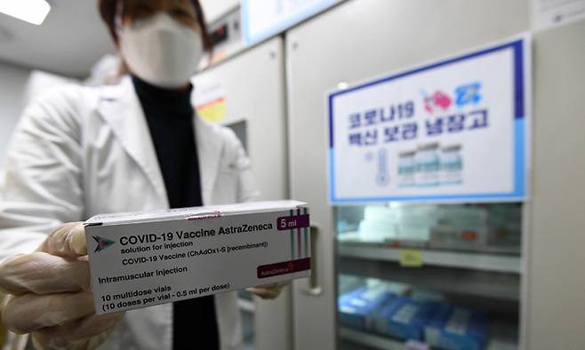 국내 첫 코로나19 백신 접종을 하루 앞둔 25일 오후 서울 송파구보건소에서 의료진이 아스트라제네카(AZ) 백신을 검수하고 있다. 뉴시스