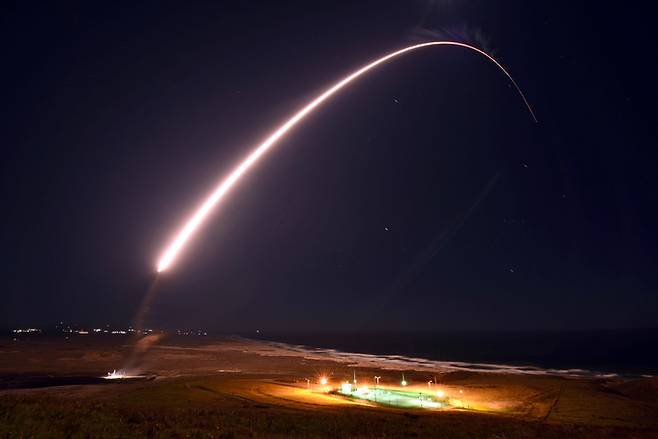 미국 대륙간탄도미사일(ICBM) 미니트맨 3가 23일(현지시간) 캘리포니아주 반덴버그 공군기지에서 탄두가 장착되지 않은 채 발사되고 있다. 반덴버그=AP연합뉴스