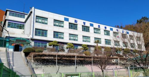 전교생이 56명인 부산 좌성초등학교는 인구 감소로 인해 68년 역사를 끝으로 문을 닫고 3월 1일 자로 범일초등학교와 통합된다. /부산=연합뉴스