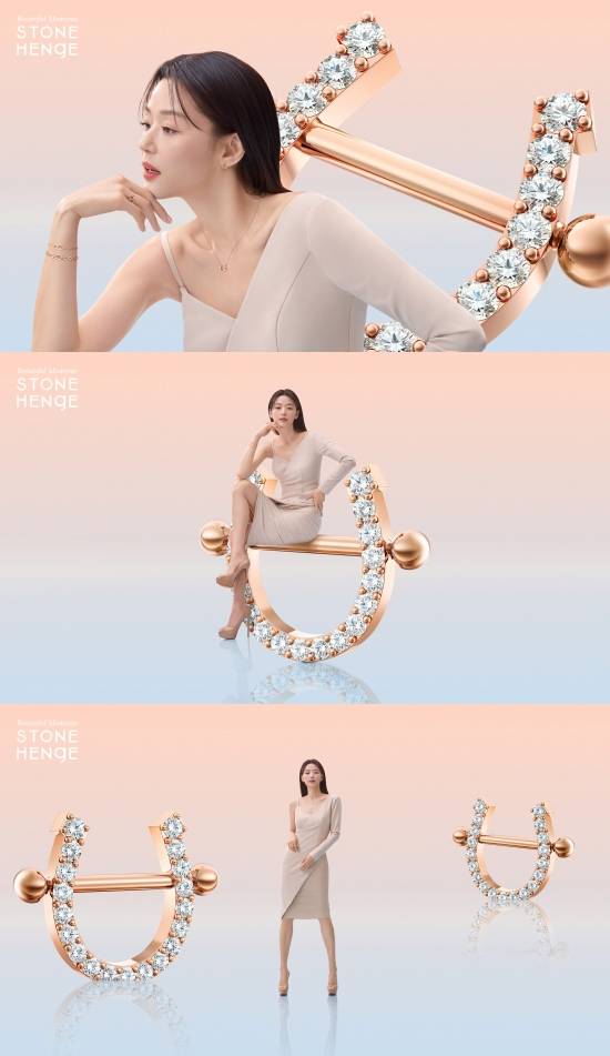 The Stonehenge 2021 Spring ad cut of Jun Ji-hyeun has been released.STONEHENgE, which launches the Beauty Moments campaign, which means to share beautiful moments of all women, unveiled a 2021 Spring advertising cut with Muse Jun Ji-hun.This Spring ad campaign attracts attention with the mysterious atmosphere of Jun Ji-hyun, the pastel color background that resembles Spring, and the balanced and overwhelming atmosphere in which the products of impacted Stonehenge are united.Stonehenge, through this fantastic combination, allows the viewer to feel the stability and positive mood of the mind, away from the reality that anxiety and worry are routine.The first cut with a neutral color set-up look that feels her chic vibe, the more alluring cut with a light shoulder, added elegance by matching the knot detail with rose gold jewelery set with sparkling stones in the center of the pendant.1 Video and new media brand of entertainment media.Copyright c (xportsnews. com)