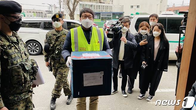 25일 전남 목포시 참사랑요양병원에 코로나19 백신이 도착했다. 목포시는 백신 배송이 완료되면 26일부터 요양병원 종사자와 입원환자 중 접종에 동의한 65세 미만자 총 1200명에 대해 접종을 시작한다.20201.2.25 /뉴스1 © News1 박진규 기자