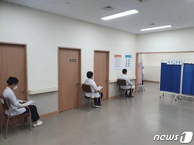 성심요양병원 접종자들이 대기순번대로 앉아 접종을 기다리고 있는 모습.© 뉴스1