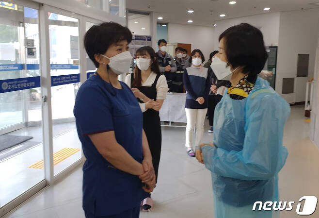 백신 접종을 하기 위해 요양원 근무자들이 줄을 서있다.© 뉴스1