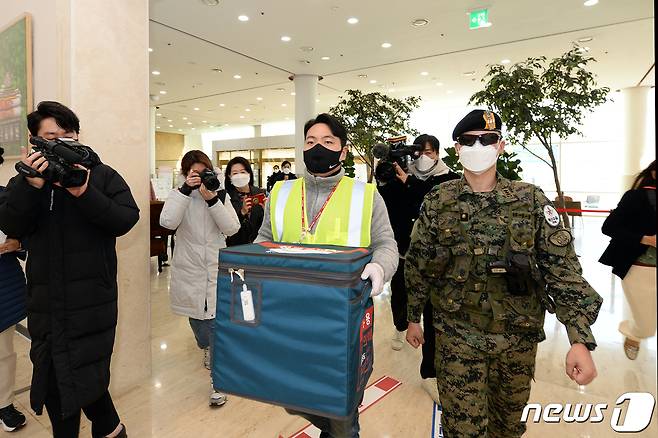 26일 오전 성남 보바스 병원에 도착한 아스트라제네카 백신 (성남시 제공)© News1