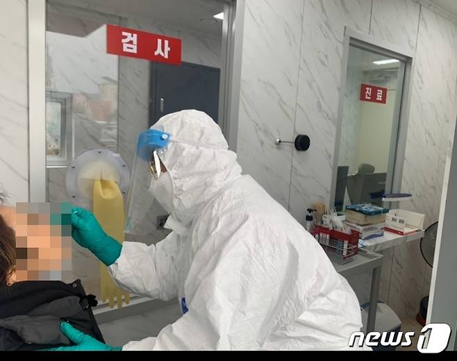 충북 옥천보건소 선별진료소에서 한 주민이 코로나19 진단검사를 하고 있다. © 뉴스1