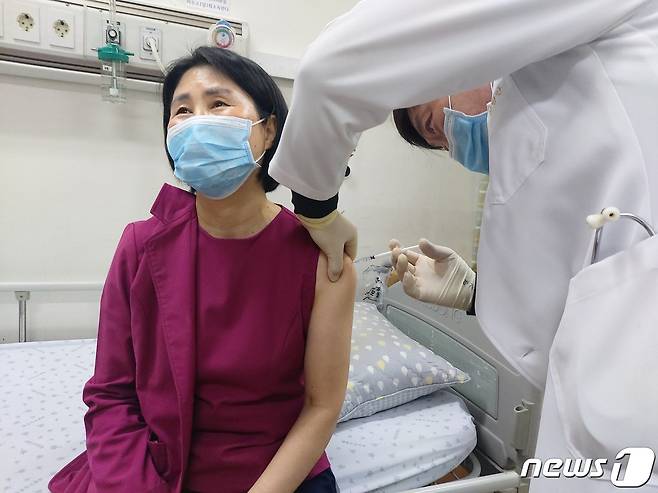 대전 동구 새봄요양병원 이용희 간호부장이 26일 아스트라제네카 백신을 맞고 있다.© 뉴스1