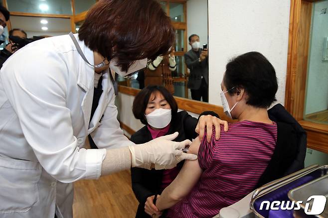 26일 오전 9시  충남 서천군 소재 성일요양원에서 입소자가 첫 AZ  백신을 맞고 있다.(서천군 제공)© 뉴스1