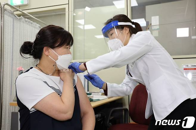 이천시 1호 접종자 박지숙씨가 백신을 맞고 있다.(이천시 제공) © News1
