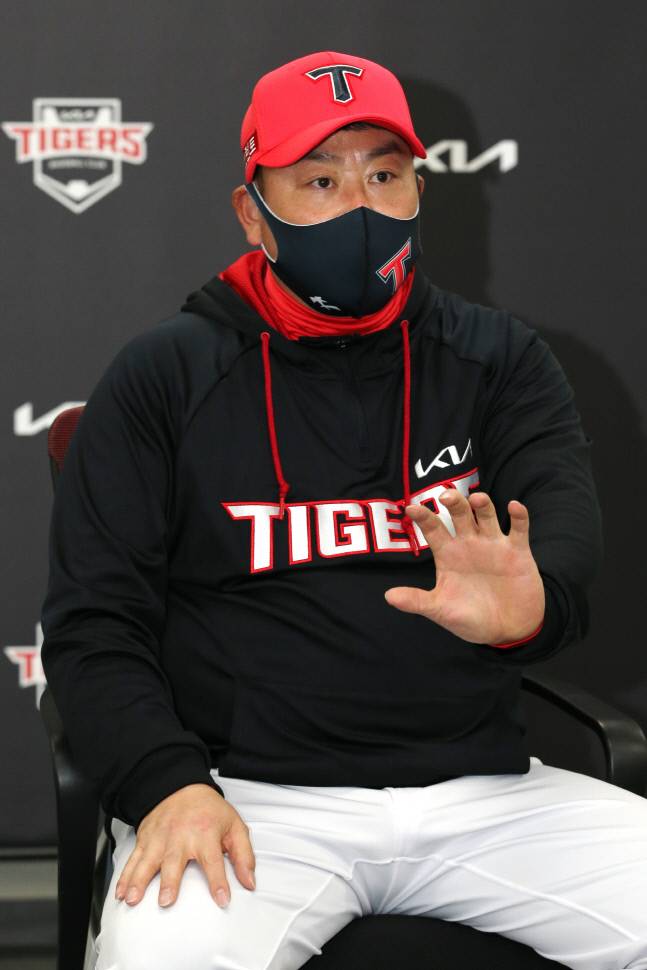 KIA 진갑용 배터리코치가 캐칭의 기본 자세에 대해 설명하고 있다. 제공=KIA 타이거즈