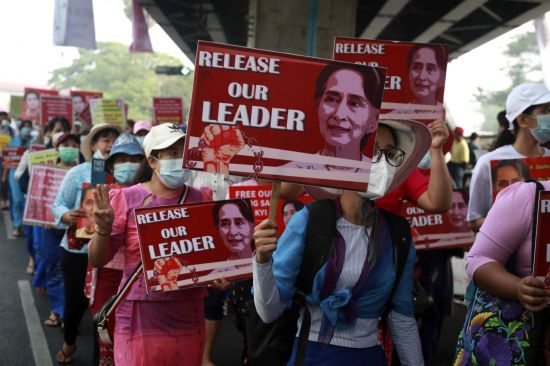 미얀마 최대 도시 양곤에서 26일 대학 교원들이 군부 쿠데타로 축출된 아웅산 수치 국가고문의 사진을 들고 시가 행진을 벌이고 있다. (사진=연합뉴스)