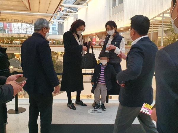 정지선(오른쪽에서 두번째) 현대백화점그룹 회장이 가족 사진을 찍어주겠다며 카메라를 달라고 하고 있다./이현승 기자