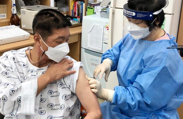 26일 강원 춘천시 동면 노인요양병원에서 환자 김영선(54)씨가 신종 코로나바이러스 감염증(코로나19) 백신 접종을 하고 있다. 춘천시 제공