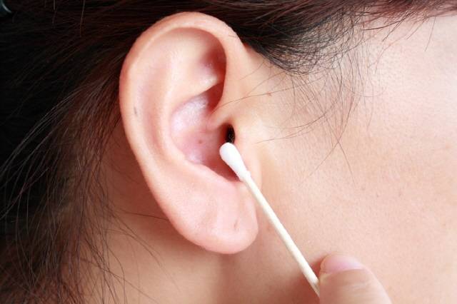 귀지는 제거할 필요가 없지만 제거하고 싶다면 겉으로 나온 귀지만 면봉을 사용해 살짝 제거한다./사진=게티이미지뱅크