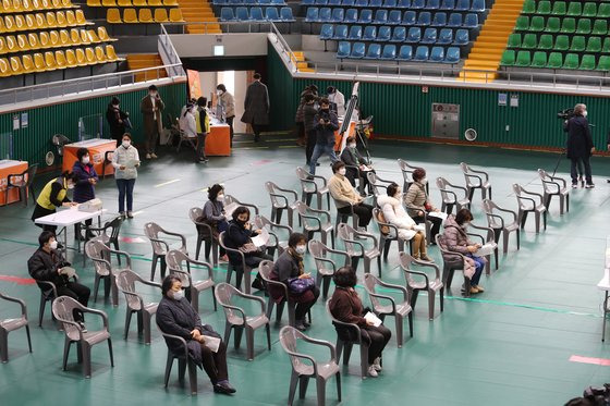 26일 오전 전남 여수시 흥국체육관에서 여수지역 요양시설 관계자들이 신종 코로나바이러스 감염증(코로나19) 아스트라제네카(AZ) 백신 1회차 접종을 맞기 위해 기다리고 있다. [연합뉴스]