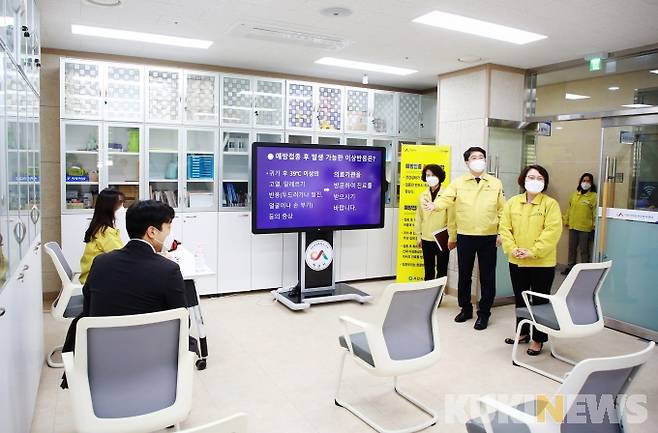 맹정호 서산시장이 예방접종 후 서산시보건소 내 휴게실에서 안정을 취하는 접종자들을 만나 주의사항을 안내하는 모습.