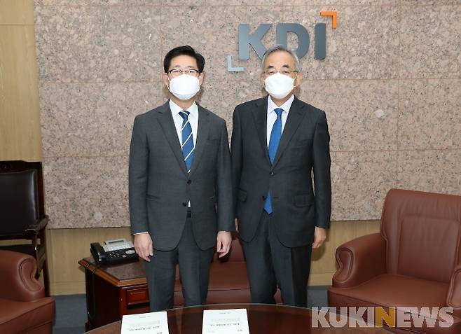 양승조 충남도지사(왼쪽)가 한국개발연구원(KDI)를 방문, 최정표 원장을 만나 협조를 요청했다. 기념촬영 모습. 