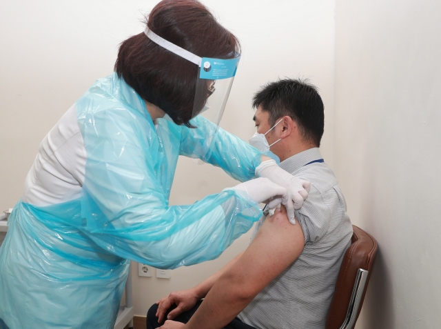 대전시 첫 백신 접종 대상자인 성심요양병원 방사선사 최헌우씨가 백신을 맞고 있는 모습. 대전시 제공