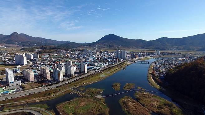 전남 장흥군은 환경부의 '스마트 그린도시' 사업에 선정된 수열에너지를 활용한 그린도시 구축 사업을 올해 부터 2년간 100억 원을 지원 받아 추진하게 된다. '탐진강'/장흥군