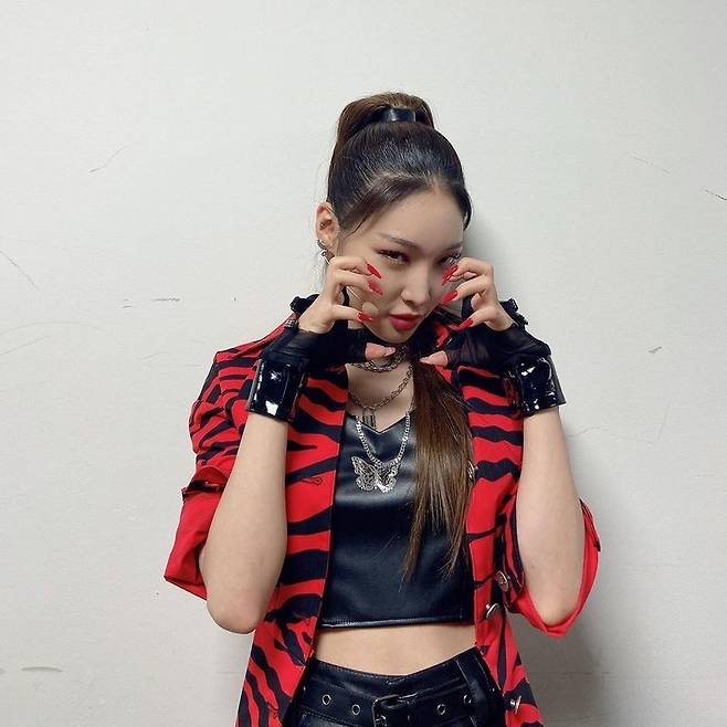 Singer Chungha showed off her charismatic charm.On February 26, Chungha official Instagram said, Today, the charismatic government is on the way. Meet the Bicycle stage, which adds intensity to RED, at Music Bank.The remaining Friday is also fighting and several photos were posted.In the public photos, Chungha created an intense atmosphere with leather tube top and red jacket.Chungha, who gave points in red to his nails and lips, has attracted a variety of charms, from hand hearts for fans to long nails and a look at them.Chungha made his comeback in a year and eight months with his first full-length album, Querencia (Kerencia), released on the 15th.Chungha, who was cured after Corona 19 confirmed before the comeback, said on TVN On and Off on the 23rd, There was no symptom at all.There was no fever, he said. The doctors and nurses checked up three times in the morning and lunch at the dormitory, and there was no symptom until they left the hospital.On the other hand, Chungha is actively performing with his first full-length album Querencia title song Bicycle and will feature on Rains new mini album PIECES by RAIN title song WHY DONT WE released on March 3