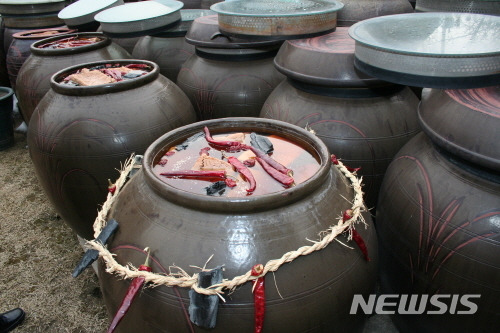 [서울=뉴시스] 서울시 장 담그기 행사. (사진=서울시 제공) 2021.02.26. photo@newsis.com