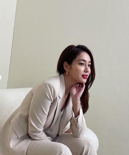 Actor Lee Min-jung flaunts radiant beautiful lookLee Min-jung posted several photos on his Instagram on the 26th with an article entitled Thank you for taking a pretty RED balloon around the birthday.Lee Min-jung in the public photo is working on advertising shooting.Lee Min-jung has a strong yet alluring atmosphere with a makeup that emphasizes RED lip in a white-toned suit.The netizens are responding to beautiful looks are shining and hurting my eyes, I can not get out of my sisters charm and It suits me well.Meanwhile, Lee Min-jung has an actor Lee Byung-hun and his son Junhu in 2013 and is currently in the midst of filming the film Christmas Gift (director Ma Dae-yoon).Lee Min-jung SNS