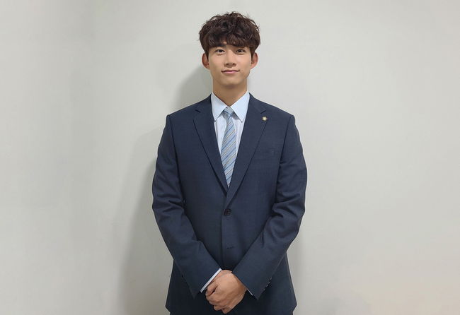 Actor Ok Taek Yeon has begun to encourage Vinsenzo shooter.On the 26th, Ok Taek Yeons agency 51K released the scene behind-the-scenes cut of Ok Taek Yeon, which is appearing in the role of The International Lawyer Jean Runner-up in TVNs Saturday Drama Vincenzo (playplayplay by Park Jae-beom, director Kim Hee-won, planning studio dragon, production logos film).In the photo released on the day, Ok Taek Yeon overwhelms his gaze with achromatic suits and warm visuals, transforming perfectly into a runner-up.In the photo, there is a warm image of Ok Taek Yeon, which is a flawless visual that makes her feel excited and even her beauty hot.Especially, Ok Taek Yeon, who shows a bright smile pointing to the Lawyer badge, shows a 100% synchro rate with Hunan Lawyer Jean runner-up and raises expectations by capturing the eye.On the first episode of Vincenzo on the 20th, Ok Taek Yeon announced the successful CRT announcement in a year with the Intern Lawyer Jean Runner-up character with the wrong charm.Jean-runner-up is a native of the Confucian school, and although his words are short, up and down, he follows his senior and shooter, Car pool (Jeon Yeo-bin), as well as a straight-up man with purity that does not hide his favorite mind as a reason.Runner-up is playing a Shim-steeler role by drawing a unique and humorous dumb with a pleasant charm unique to Ok Taek Yeon, and expectations and attention are gathering for future activities.Ok Taek Yeon expresses his deep affection for the runner-up character and It is so fun to spend time as a runner-up on the Vinsenzo film.The purity of the runner-up, which knows how to express your feelings without hiding your feelings from the first time I saw the script, was impressive, and I was sympathetic because it resembled my appearance of sharing a happy or pleasant moment with people around me. I am trying hard to see how to show the Car pool hope runner-up more freshly, and I am making a lot of efforts in the field.Id like to ask you to expect it and use it, he said.Vincenzo is broadcast every Saturday through Sunday at 9 p.m.51K