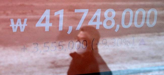 1월 7일 서울 강남구 암호화폐거래소 ‘빗썸’ 앞 비트코인 시세 전광판. [뉴스1]