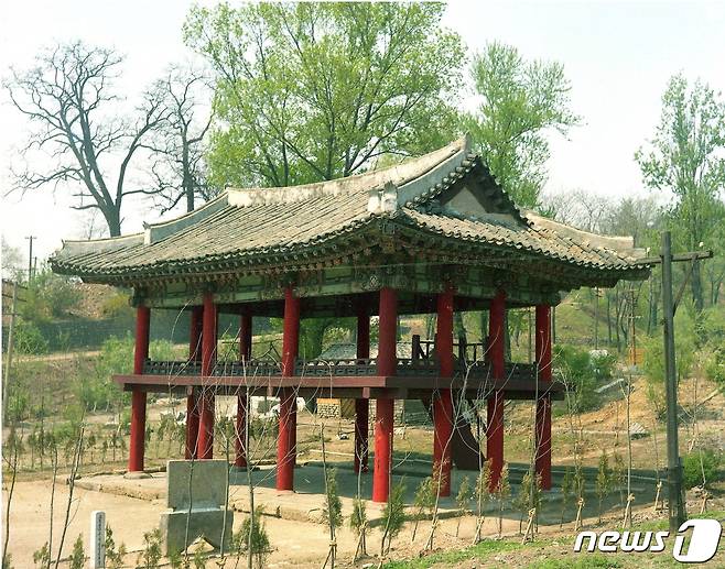 1832년(순조 32)에 현재의 위치로 옮겨 다시 지은 함흥향교의 부속건물인 제월루 전경. (미디어한국학 제공) 2021.02.27.© 뉴스1
