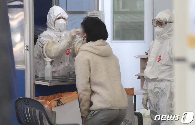 서울 한 보건소 선별진료소에서 시민들이 신종 코로나바이러스 감염증(코로나19) 검사를 받고 있다. 2021.2.26/뉴스1 © News1 임세영 기자