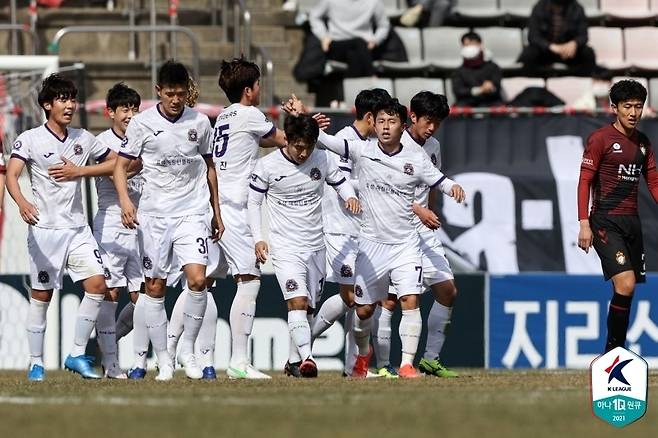 FC 안양은 경남 FC를 2-1로 이겼다.(한국프로축구연맹 제공)© 뉴스1