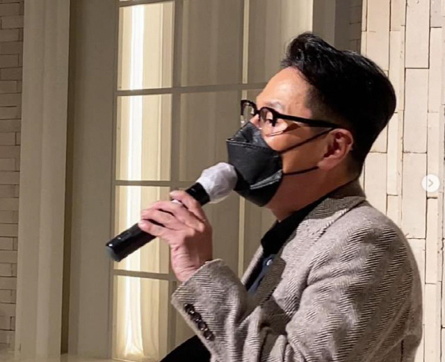 Yoon Jong Shin posted a picture on the 27th instagram with an article entitled Mask Celebration for the first time.The photo shows Yoon Jong Shin attending the Wedding ceremony of his acquaintance and singing a celebration.Yoon Jong Shin left a review on the unique experience of singing a celebration with Mask on due to the spreading of COVID-19.Meanwhile, Jeon Mi-ra and Yoon Jong Shin married in 2006, and have two boys and two girls.