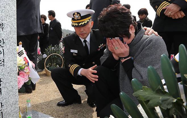 최원일 해군 중령이 지난 2017년 대전국립현충원에서 열린 '서해 수호의 날' 기념식에서 유족을 위로하고 있다. /조선일보DB