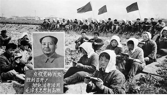 <1969년 4월 베이징에서 중공 제3차 전국대표대회가 진행될 때, 중국의 농촌에선 농민들이 모여서 마오쩌둥의 어록을 읽고 있다. 초상화 밑의 문구: “경국 당 9차 대회 개최 승리! 새롭게 드높이 철학을 선양하고 마오쩌둥 사상을 활용하자!”/ 공공부문>