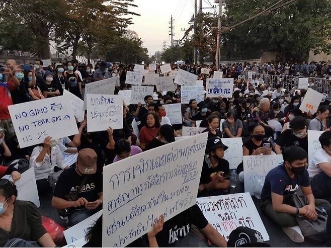 지난 20일 태국 방콕의 의회 앞에서 벌어진 반정부 시위 모습. 태국의 왕실모독죄 철폐와 함께 미얀마의 쿠데타를 반대하는 손팻말이 보인다. 여기에 등장한 “노 지노”(No Gino)는 태국에 살수차를 수출한 한국 기업 지노모터스를 비판하는 내용이다. 시롯 클람파이분(보이스TV 기자) 제공