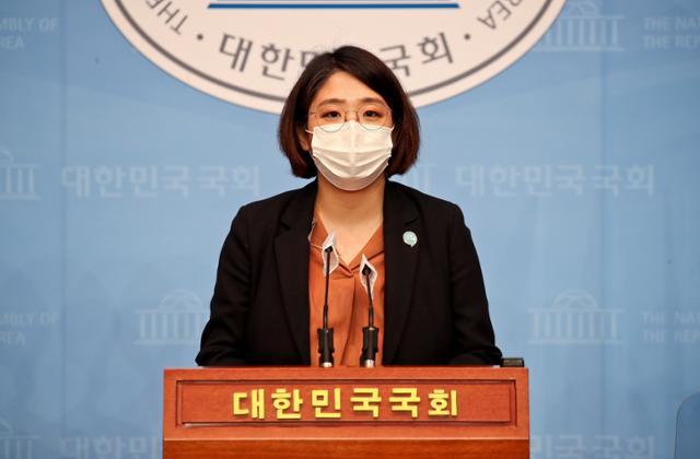 용혜인 기본소득당 의원이 지난달 19일 국회 소통관에서 열린 창당 1주년 관련 기자회견에서 발언하고 있다. 오대근 기자