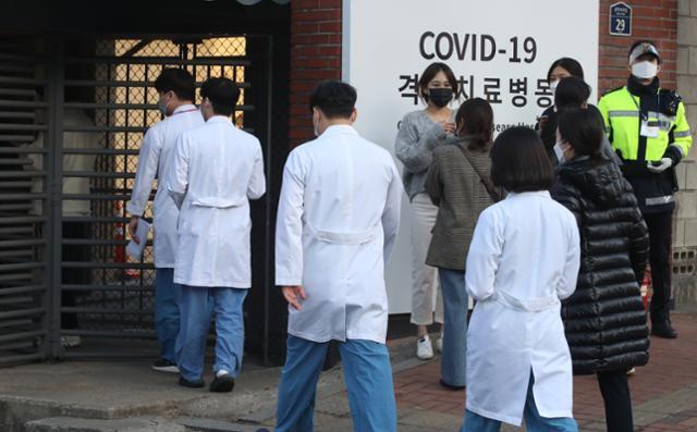 27일 오전 서울 중구 을지로 국립중앙의료원 중앙예방접종센터에서 코로나19 화이자 백신 접종을 위해 의료진들이 이동하고 있다. 뉴시스