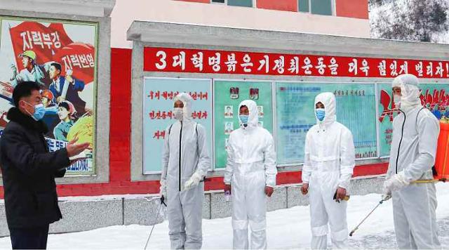 북한 코로나19 방역요원들이 지난달 3일 강계목장에서 주의사항을 전달받고 있다. 평양=노동신문 뉴스1