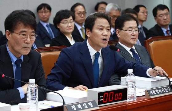 임종석 전 대통령 비서실장이 2017년 11월 6일 오후 국회 운영위원회에서 열린 대통령 비서실 등에 대한 국정감사에서 자유한국당 전희경 의원의 청와대 비서실의 전대협 출신 인사 관련 발언에 대해 유감의 입장을 표하며 목소리를 높이고 있다. 연합뉴스