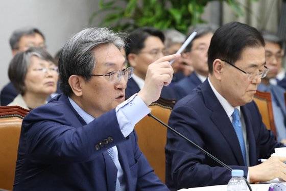 2019년 8월 6일 운영위원회 전체회의에서 노영민 당시 대통령 비서실장이 자유한국당 곽상도 의원과 설전을 벌이고 있다. 연합뉴스