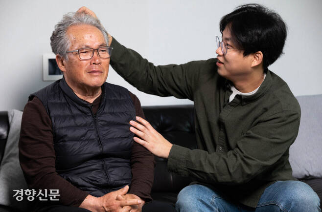 박준 시인(오른쪽)이 지난 16일 경향신문과 인터뷰하다 아버지 박상수씨의 머리를 매만지고 있다. 촬영을 위해 잠시 마스크를 벗었다. 우철훈 선임기자